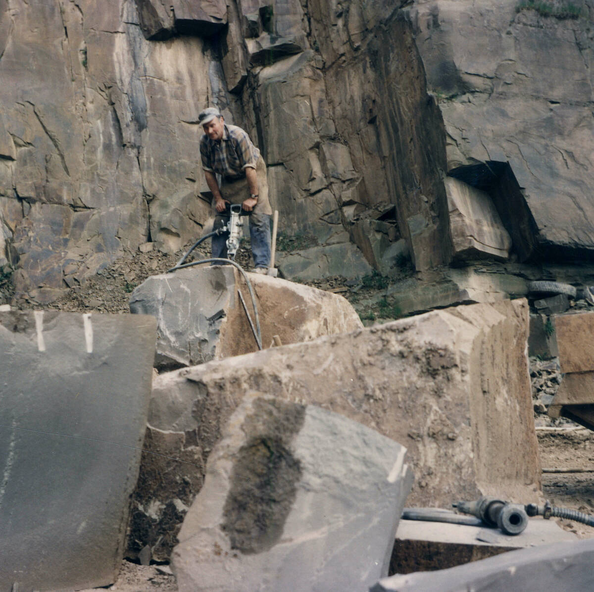 Bearbeitung der Grauwacke im Steinbruchbetrieb Grünhage, um 1980 – Foto: Sammlung Willi Althoff