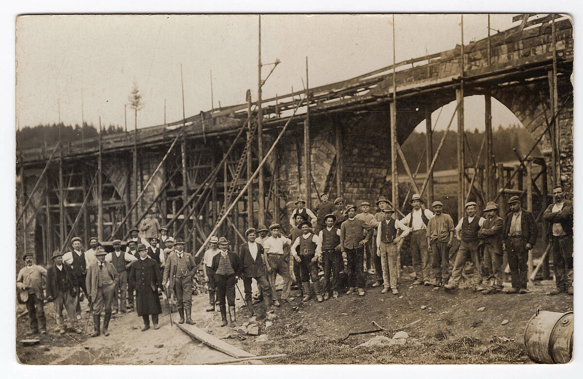 Bau der Eisenbahnbrücke bei Kirchhundem, um 1912 – Foto: Sammlung Jürgen Woelke/LVR-Freilichtmuseum Lindlar