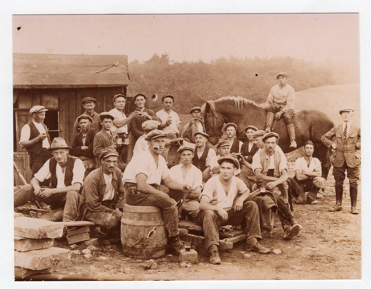 Steinbrucharbeiter mit Pferd in einem Steinbruch am Brungerst, um 1920 – Reproduktion: Archiv der Gemeinde Lindlar
