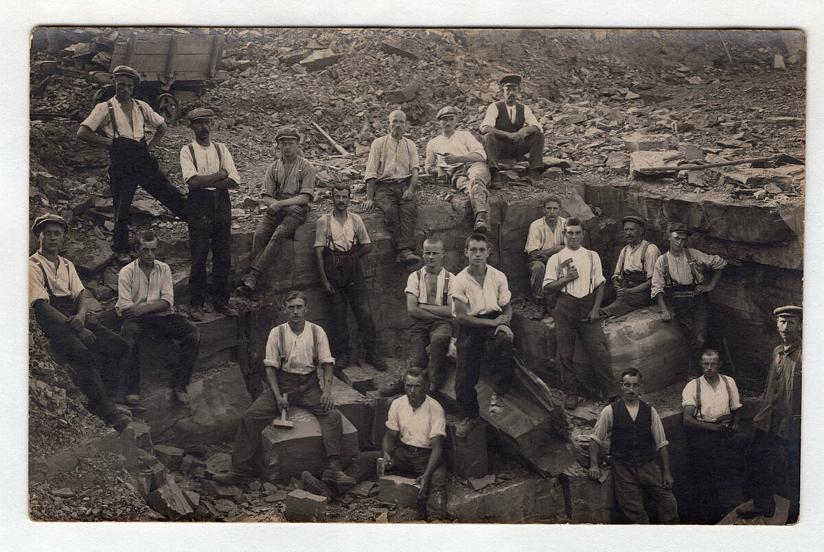 Arbeiter in einem Steinbruch am Brungerst, 1925 – Foto: Sammlung Ursula Homberg/Archiv der Gemeinde Lindlar