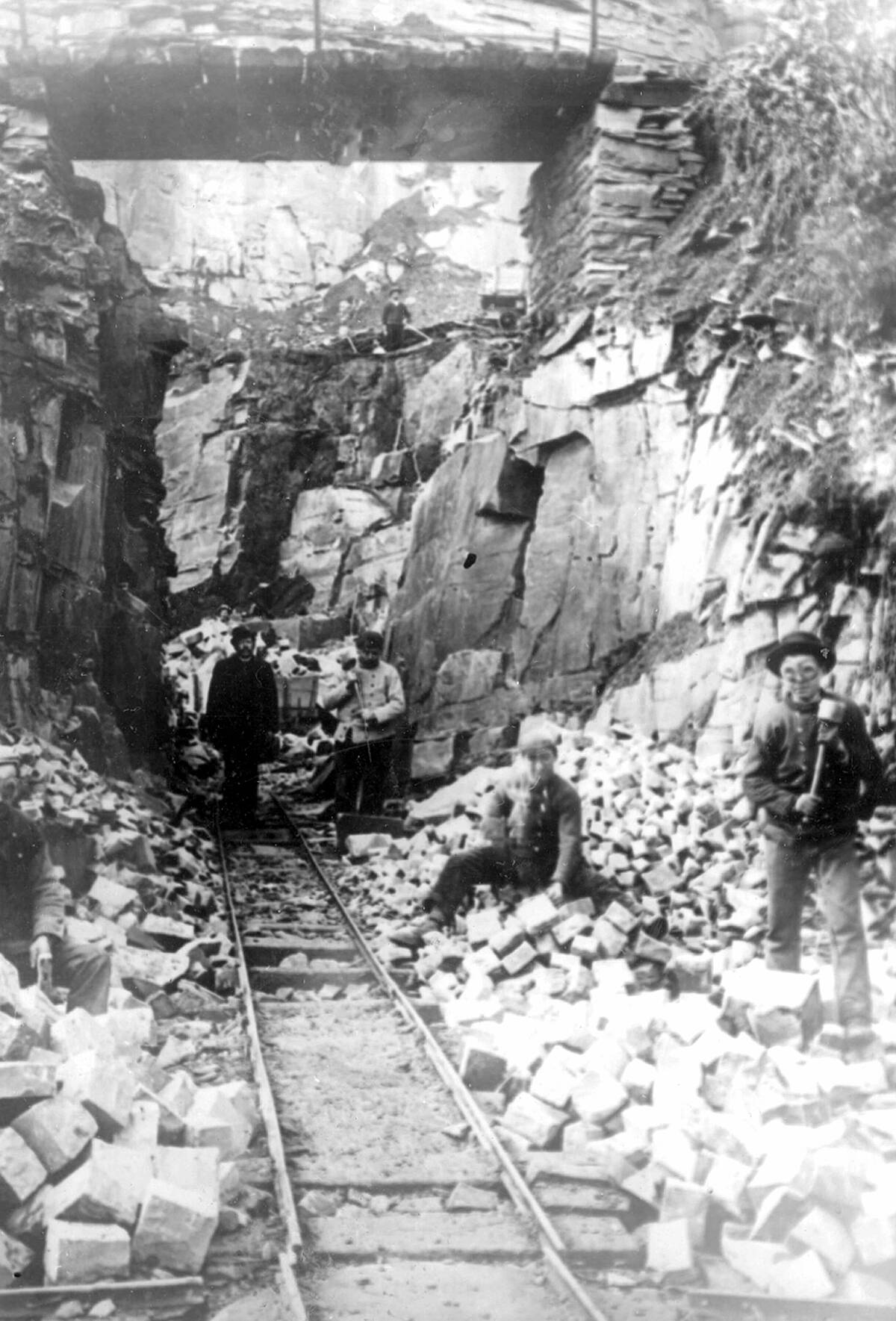 Schienenstrang in einem Steinbruch bei Lindlar-Felsenthal, um 1920 – Foto: Heimatbildarchiv des Oberbergischen Kreises