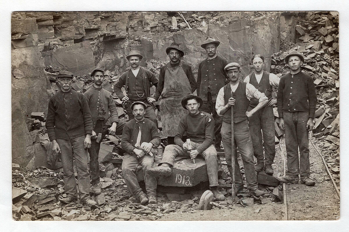 Arbeiter in einem Steinbruch in Felsenthal, 1913 – Foto: Sammlung Ursula Homberg/Archiv der Gemeinde Lindlar