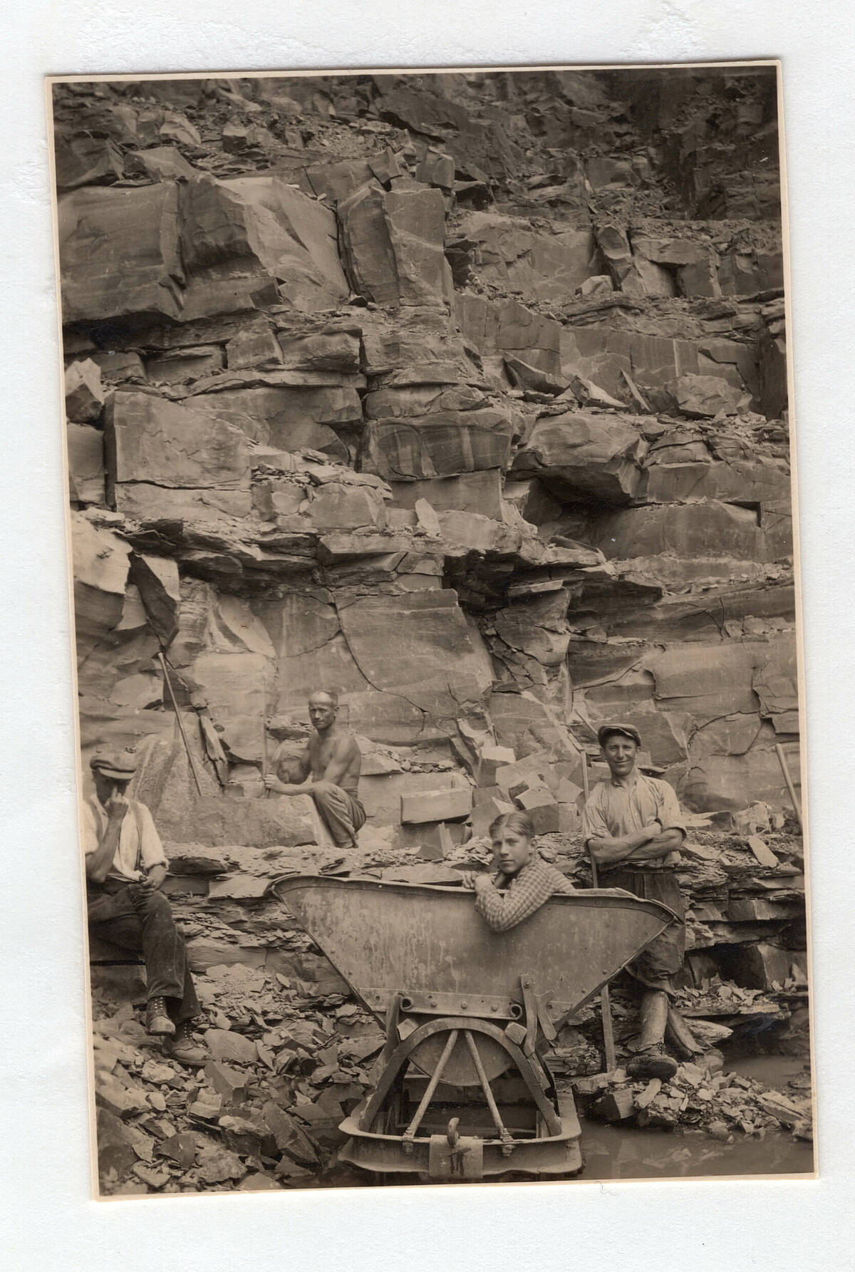Arbeiter in einem Steinbruch „Ob dem Haard“, um 1937 – Foto: Sammlung Ursula Homberg/Archiv der Gemeinde Lindlar