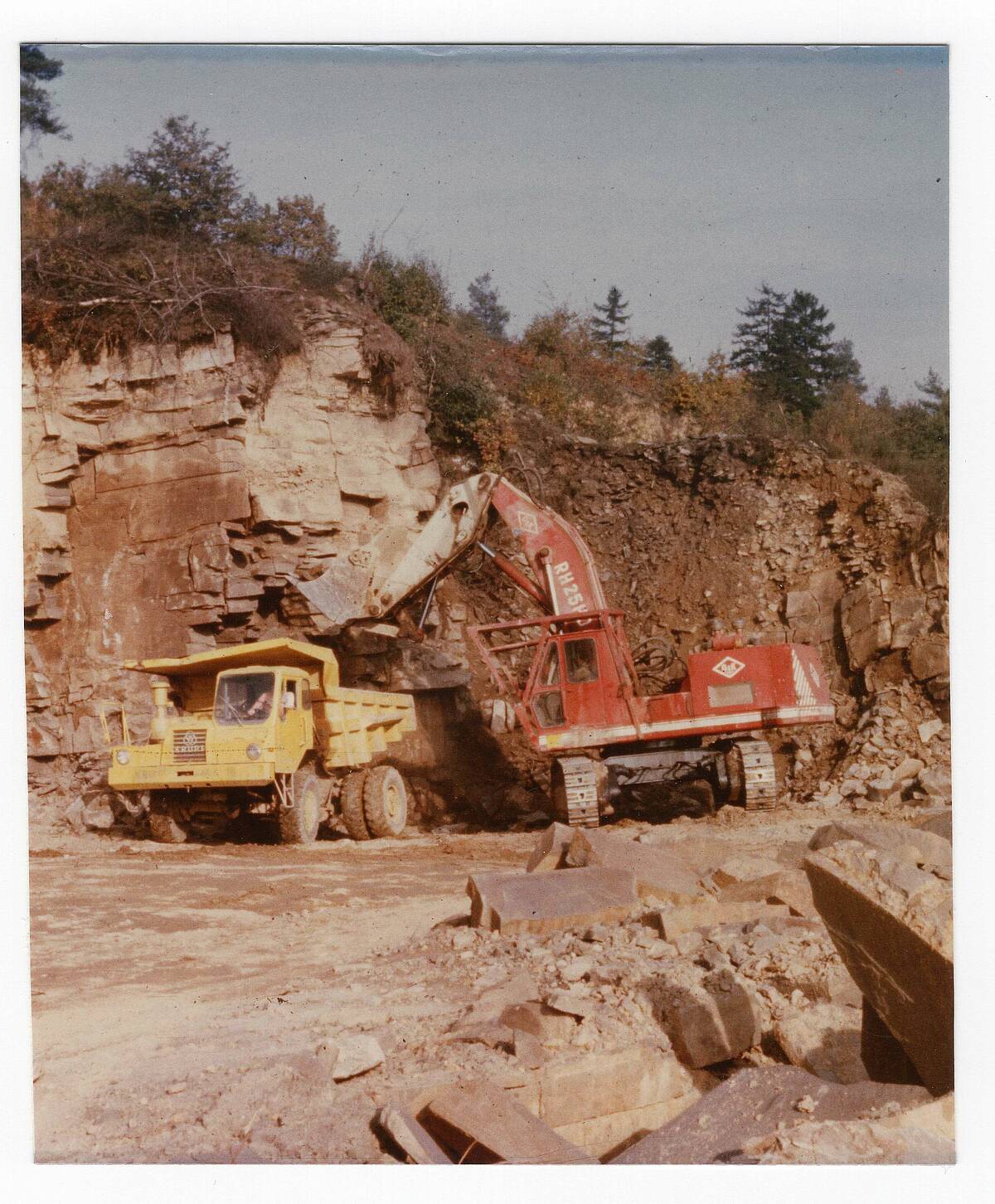 Bagger und LKW im Steinbruchbetrieb der Bergisch-Märkischen Steinindustrie am Brungerst, um 1975 – Foto: Sammlung Friedel Schmal/Archiv der Gemeinde Lindlar