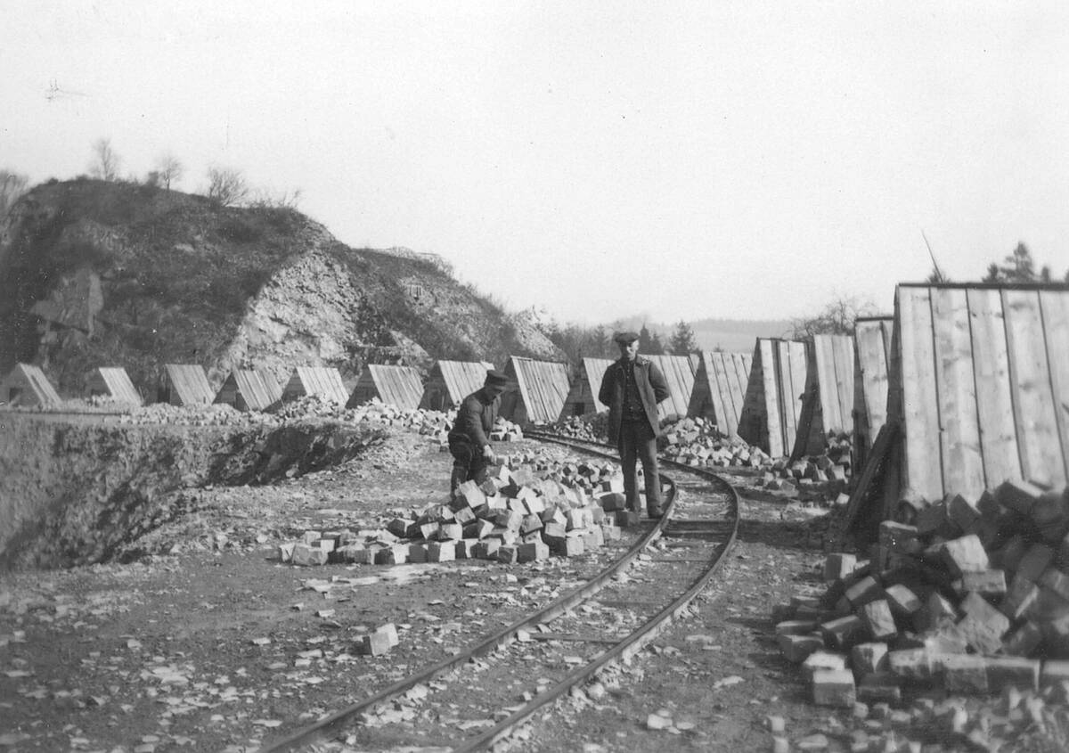 Steinkipperbuden in einem Steinbruch auf der Eichhardt bei Wiehl, um 1920 – Foto: Heimatbildarchiv des Oberbergischen Kreises