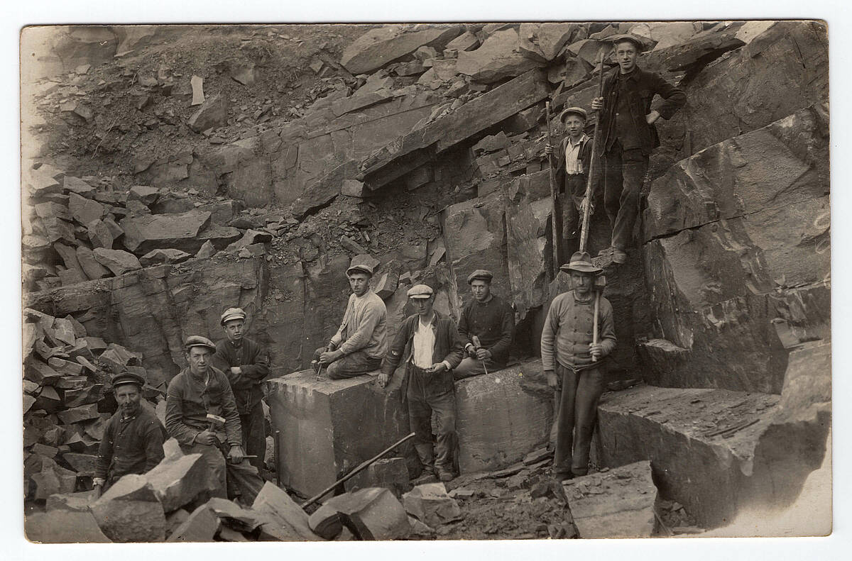 Arbeiter in einem Steinbruch, um 1920 – Foto: Sammlung Ursula Homberg/Archiv der Gemeinde Lindlar