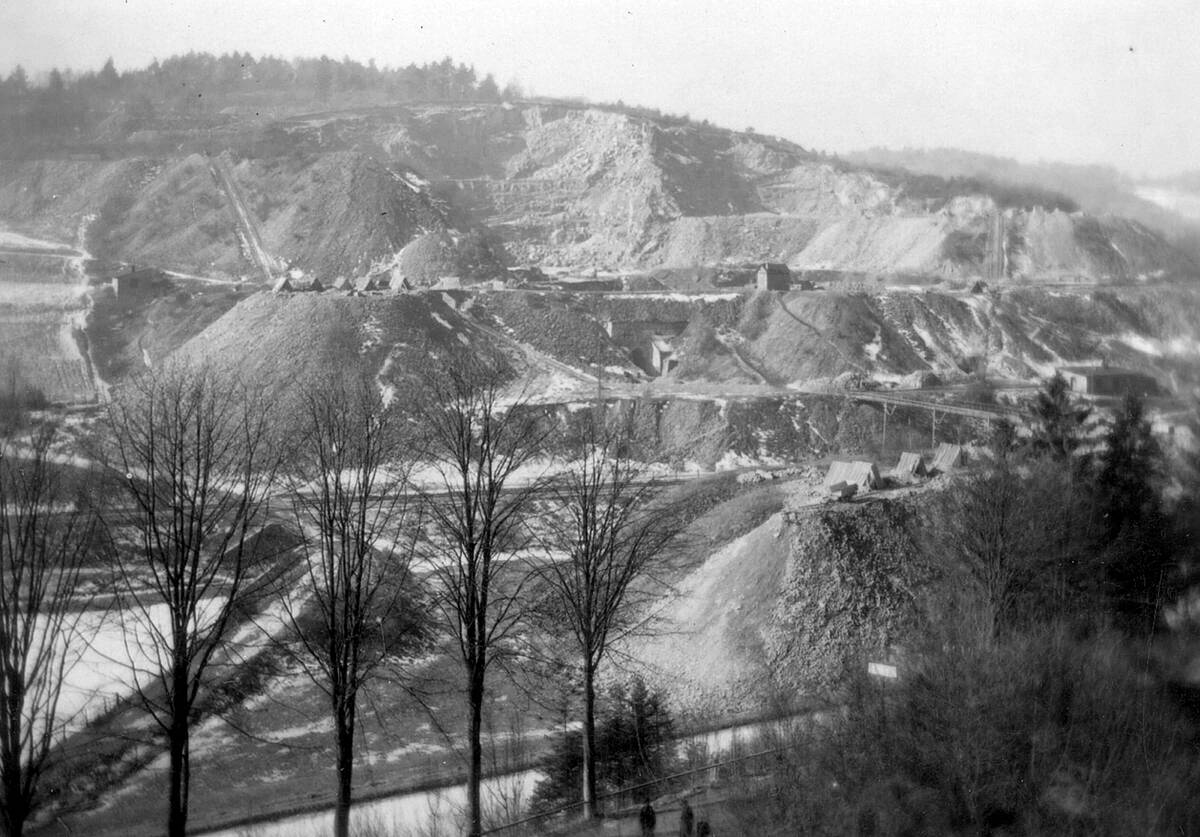 Blick in den Steinbruchbetrieb Jürgesbruch bei Wiehl-Brücherheide, um 1920 – Foto: Heimatbildarchiv des Oberbergischen Kreises