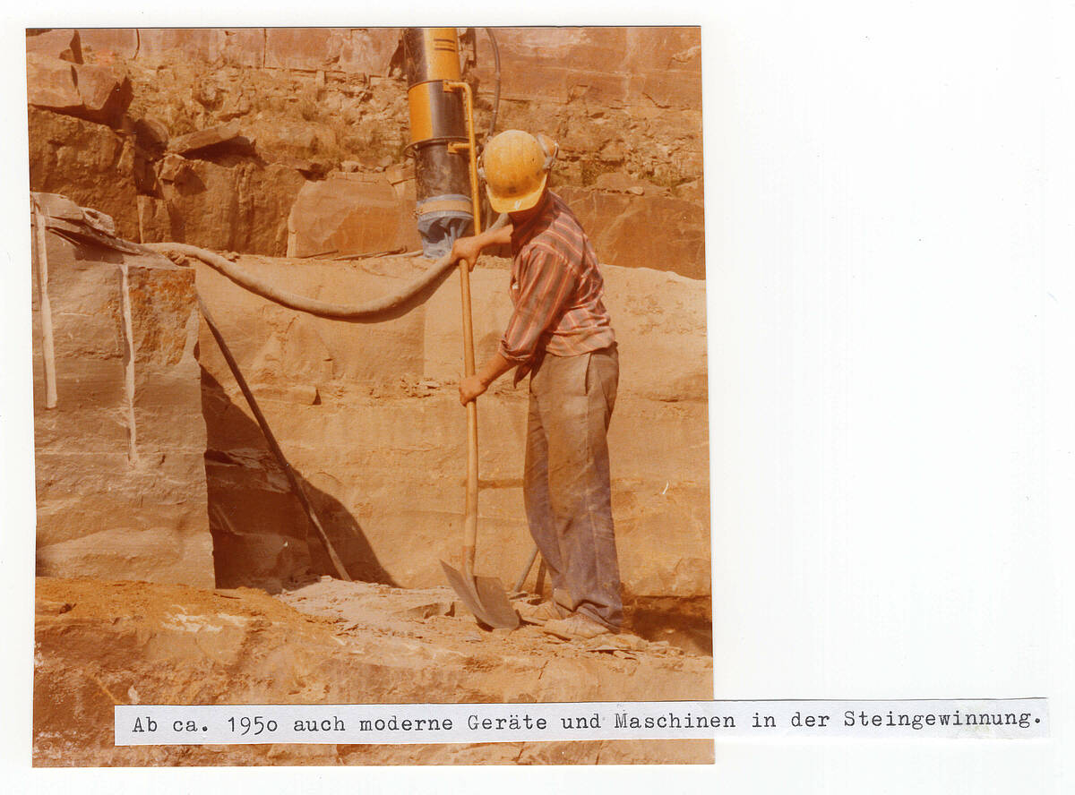 Maschineneinsatz im Steinbruchbetrieb der Bergisch-Märkischen Steinindustrie am Brungerst, um 1965 – Foto: Sammlung Friedel Schmal/Archiv der Gemeinde Lindlar