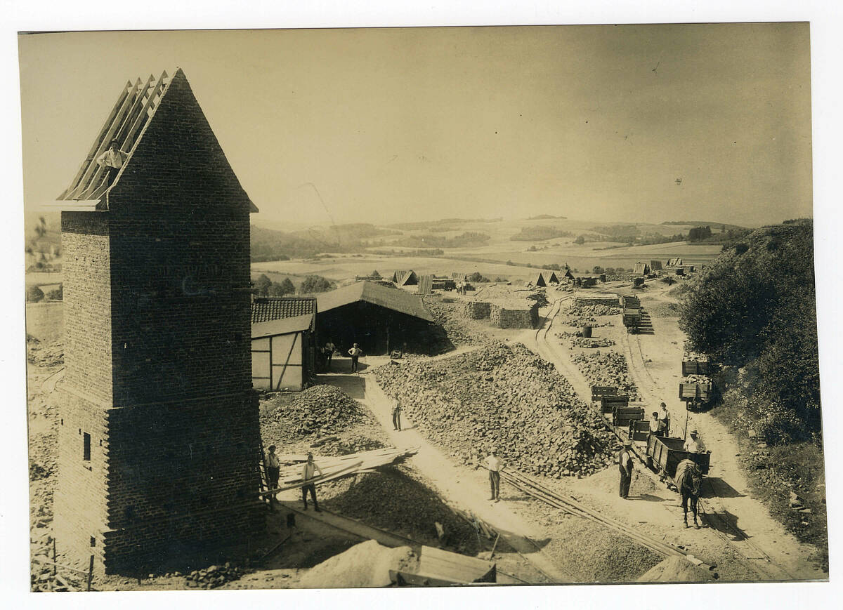 Steinbruchbetrieb der Bergisch-Märkischen Steinindustrie am Brungerst, um 1920 – Foto: Sammlung Friedel Schmal/Archiv der Gemeinde Lindlar