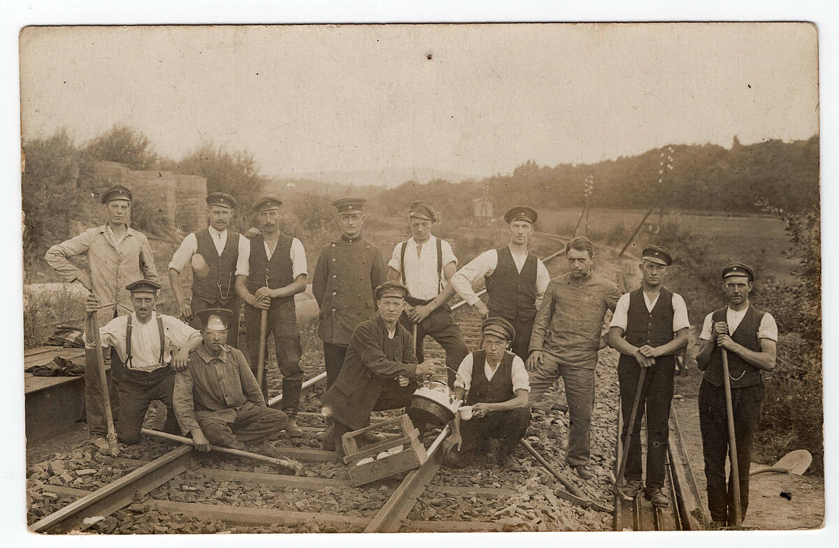 Bahnbauarbeiten, um 1920 – Foto: Sammlung Jürgen Woelke/LVR-Freilichtmuseum Lindlar