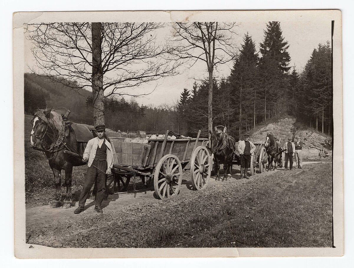 Hauderer beim Pflastersteintransport, um 1920 – Foto: Sammlung Jürgen Woelke/LVR-Freilichtmuseum Lindlar