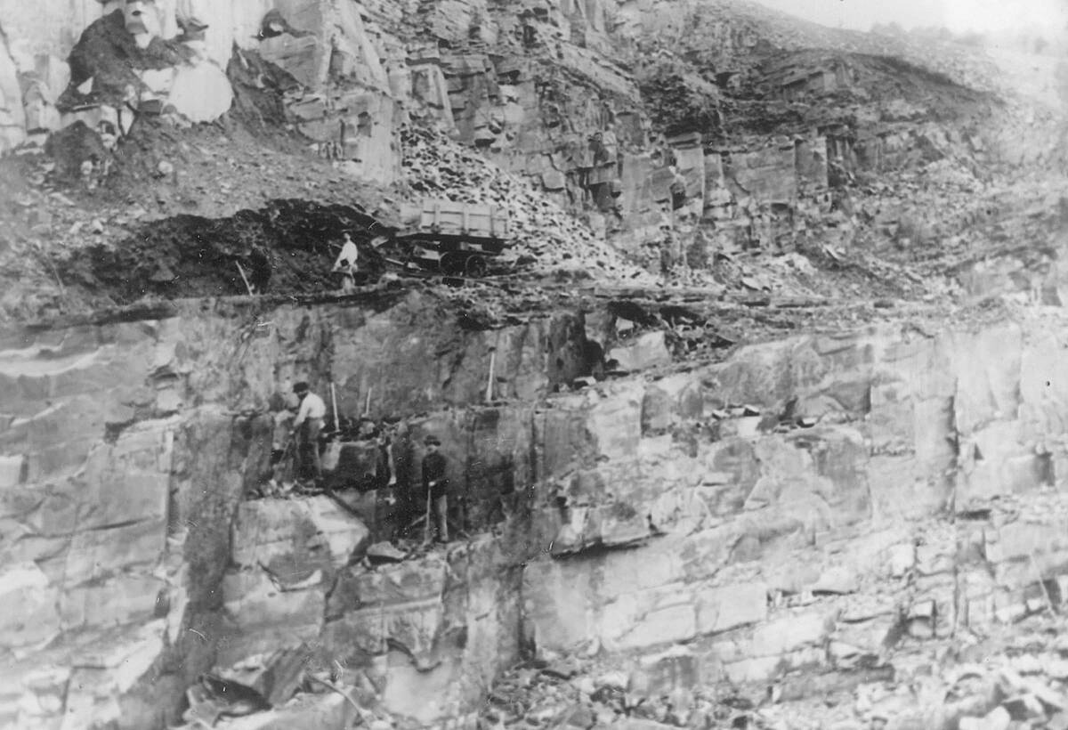 Arbeiter in einem Steinbruch bei Lindlar-Felsenthal, um 1920 – Foto: Heimatbildarchiv des Oberbergischen Kreises