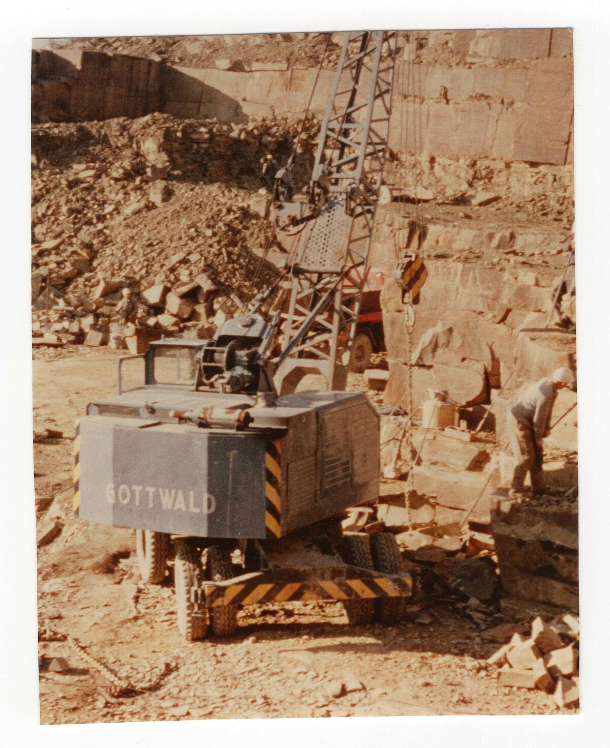 Bagger im Steinbruchbetrieb der Bergisch-Märkischen Steinindustrie am Brungerst, um 1965 – Foto: Sammlung Friedel Schmal/Archiv der Gemeinde Lindlar