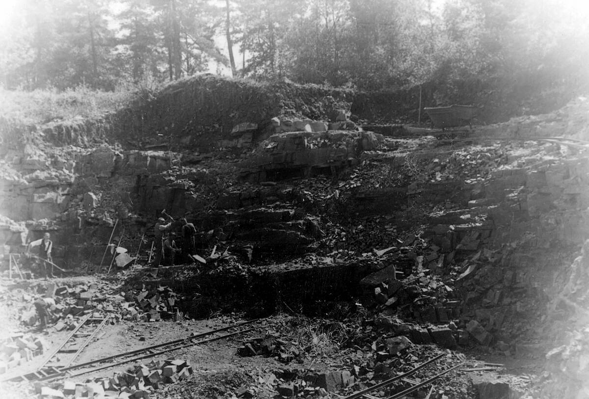 Blick in den Steinbruchbetrieb Karl Stiefel in Lindlar-Eichholz, um 1920 – Foto: Heimatbildarchiv des Oberbergischen Kreises