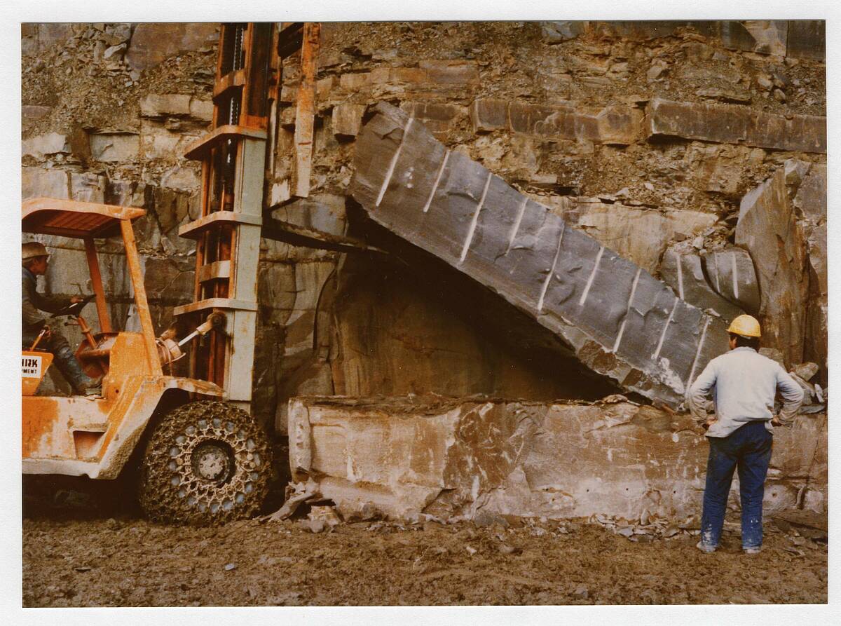 Gabelstapler im Steinbruchbetrieb der Bergisch-Märkischen Steinindustrie am Brungerst, um 1980 – Foto: Archiv der Gemeinde Lindlar