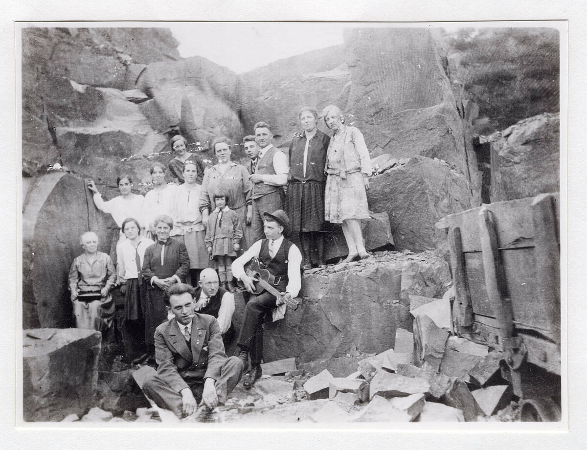 Sommerfrischler im Steinbruch der Bergisch-Märkischen Steinindustrie am Brungerst, um 1930 – Foto: Archiv der Gemeinde Lindlar