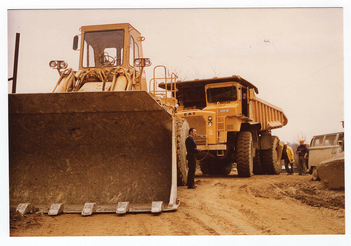 Maschineneinsatz im Steinbruchbetrieb der Bergisch-Märkischen Steinindustrie am Brungerst, um 1980 – Foto: Sammlung Friedel Schmal/Archiv der Gemeinde Lindlar