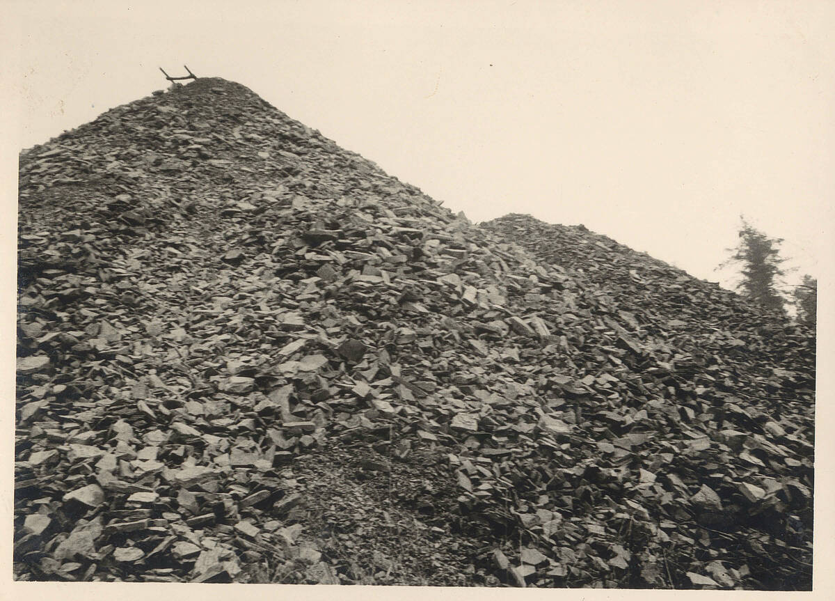 Abraumhalde im Steinbruchbetrieb Lob, um 1955 – Foto: Sammlung Georg Lob/LVR-Freilichtmuseum Lindlar