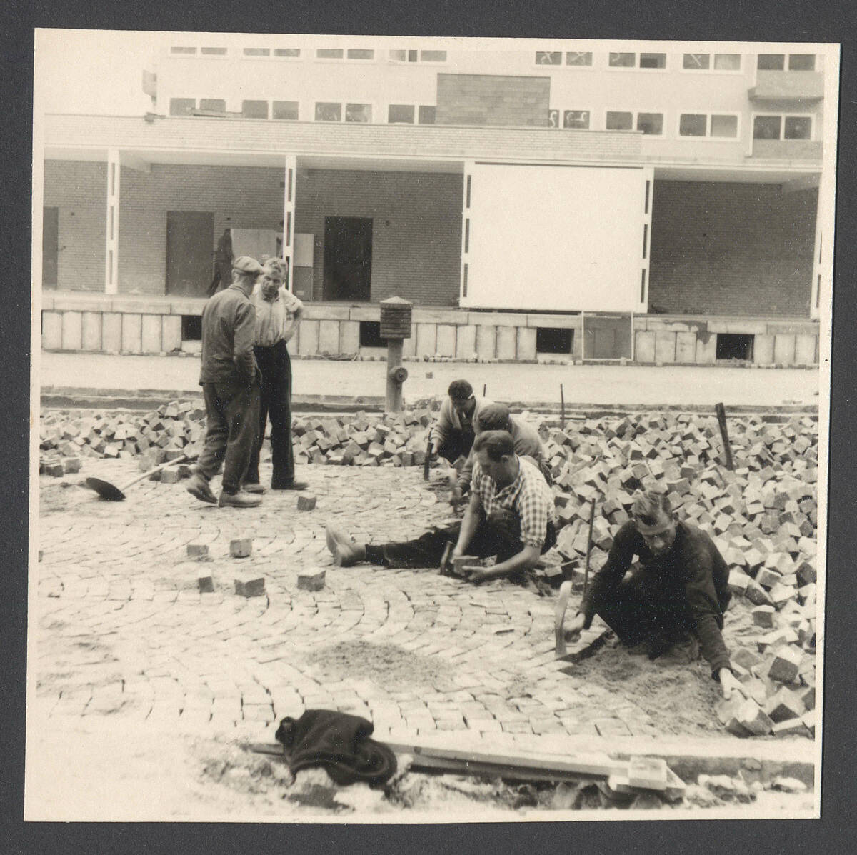 Straßenpflasterung mit Grauwacke, um 1955 – Foto: Sammlung Georg Lob/LVR-Freilichtmuseum Lindlar