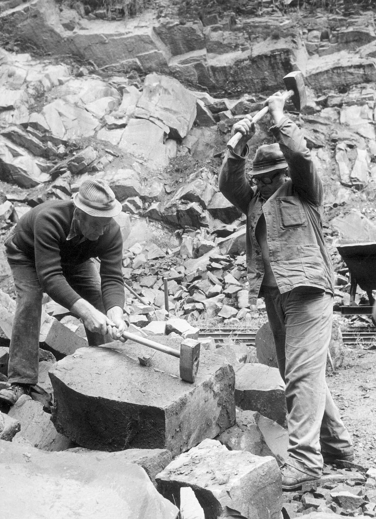 Arbeiter demonstrieren die Bearbeitung der Grauwacke, 1977 – Foto: Heimatbildarchiv des Oberbergischen Kreises