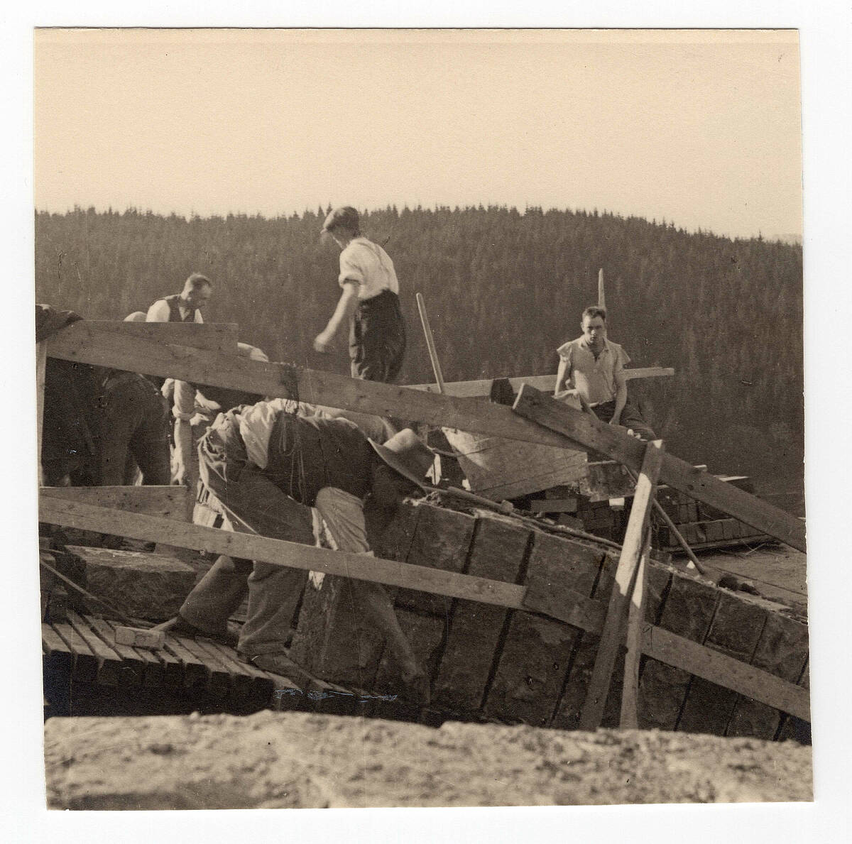 Bau der Autobahnbrücke im Höllenbachtal bei Wermelskirchen, um 1937 – Foto: Sammlung Friedel Schmal/Archiv der Gemeinde Lindlar