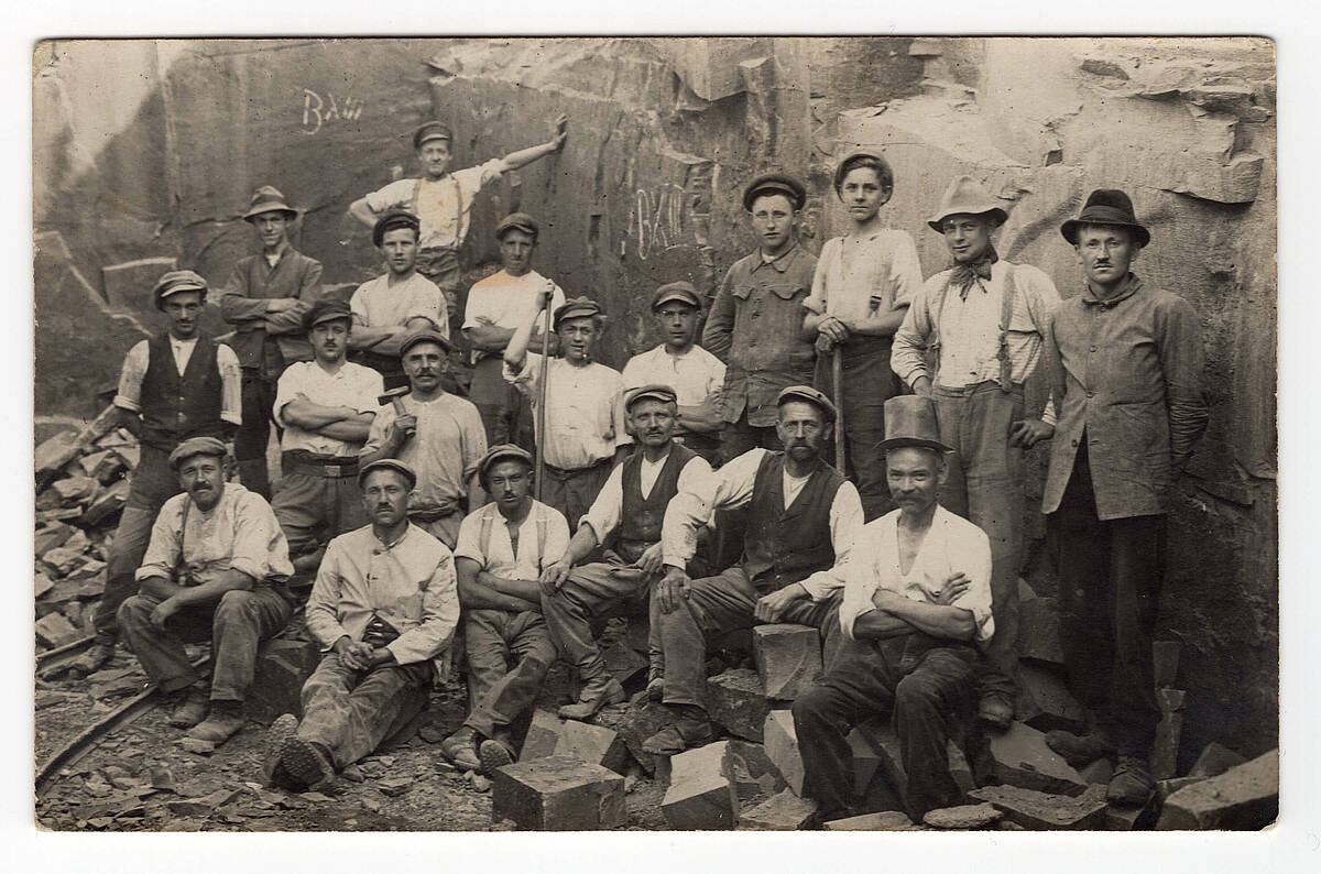 Arbeiter in einem Steinbruch, um 1920 – Foto: Sammlung Ursula Homberg/Archiv der Gemeinde Lindlar