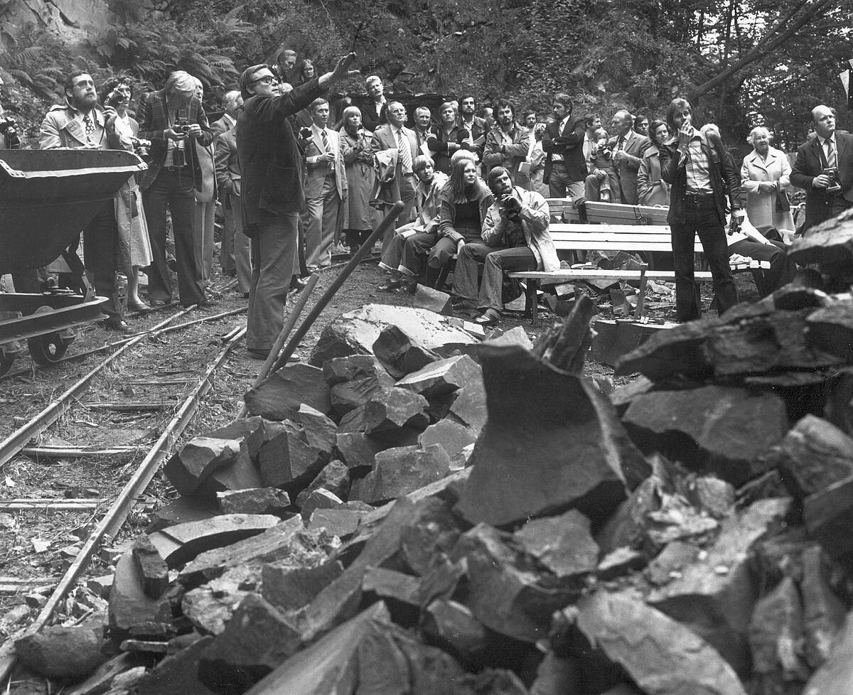 Arbeiter demonstrieren die Bearbeitung der Grauwacke, 1977 – Foto: Heimatbildarchiv des Oberbergischen Kreises